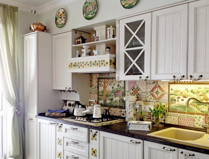 pannello in piastrelle di ceramica all'interno della cucina