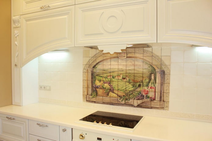 pannello in piastrelle di ceramica all'interno della cucina