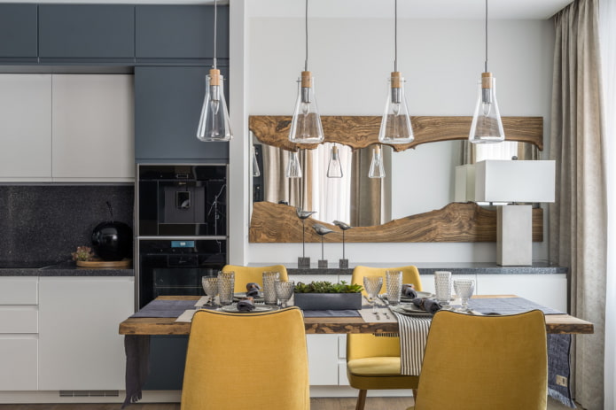 pannello a specchio nell'arredamento della cucina