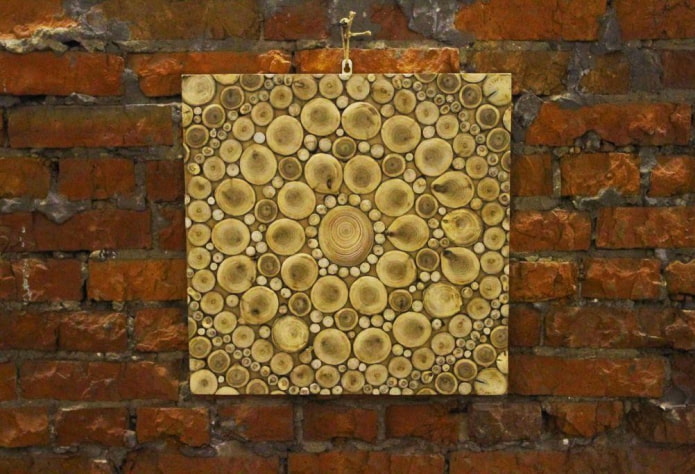 pannello in legno tagliato sulla parete