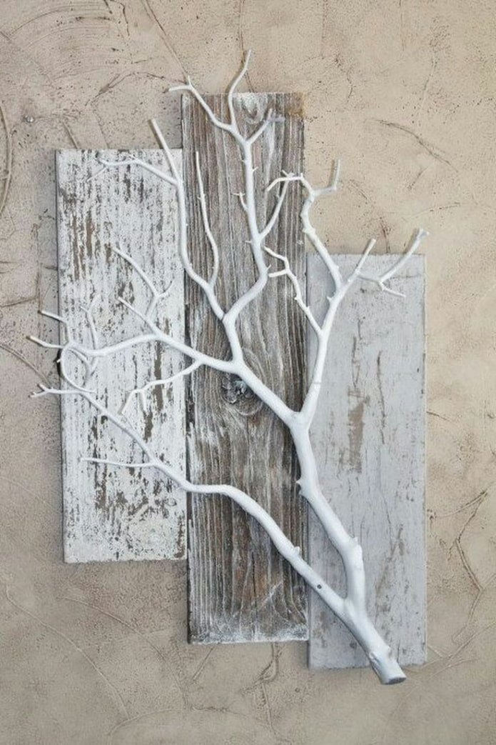 pannello con rami d'albero sulla parete interna