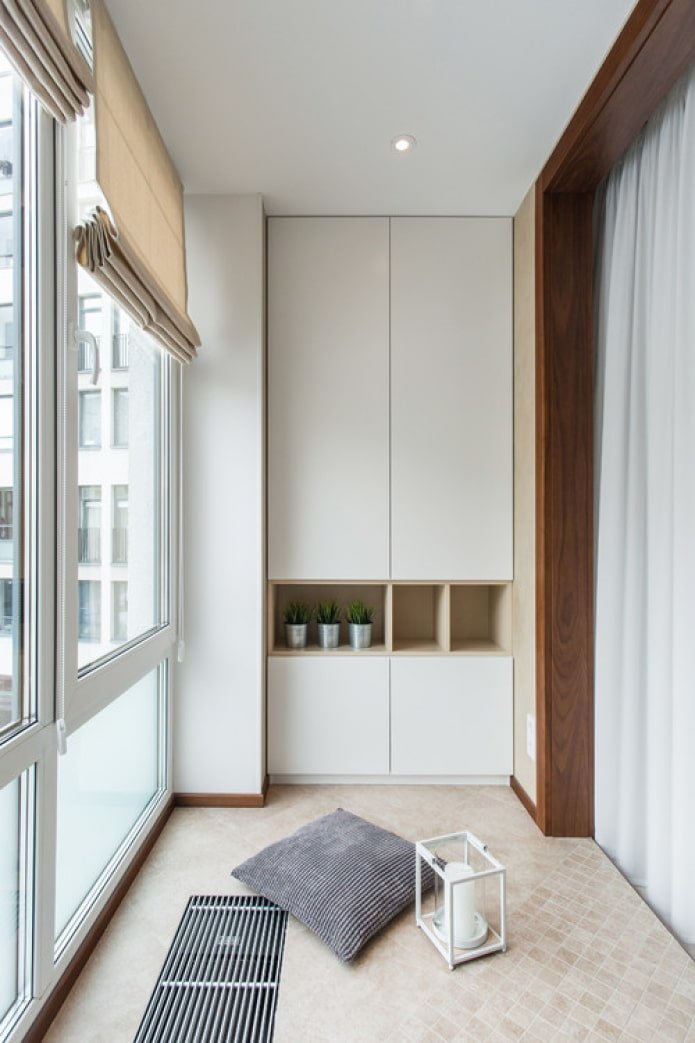 cornici bianche sul balcone