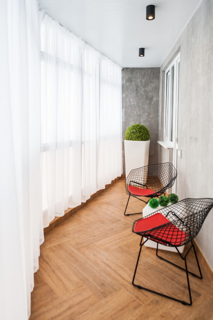 decorazione murale in gesso sul balcone