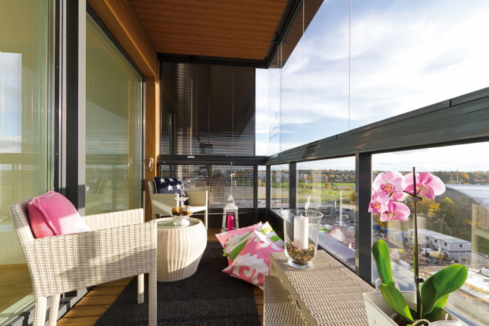 mobili in rattan sul balcone