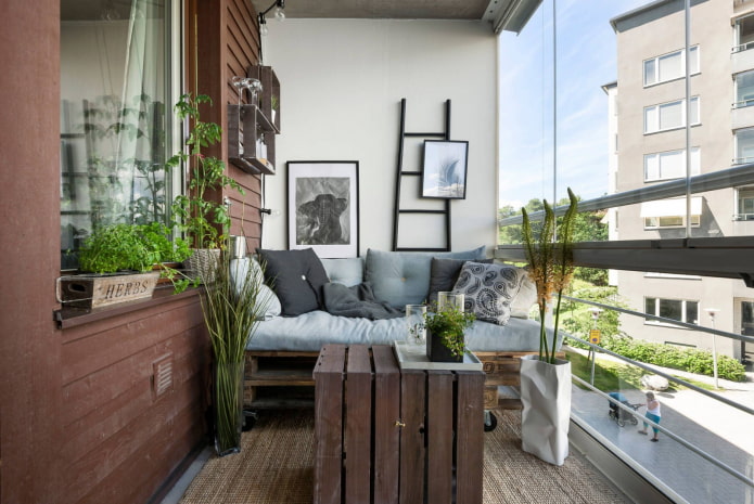 mobili in pallet sul balcone