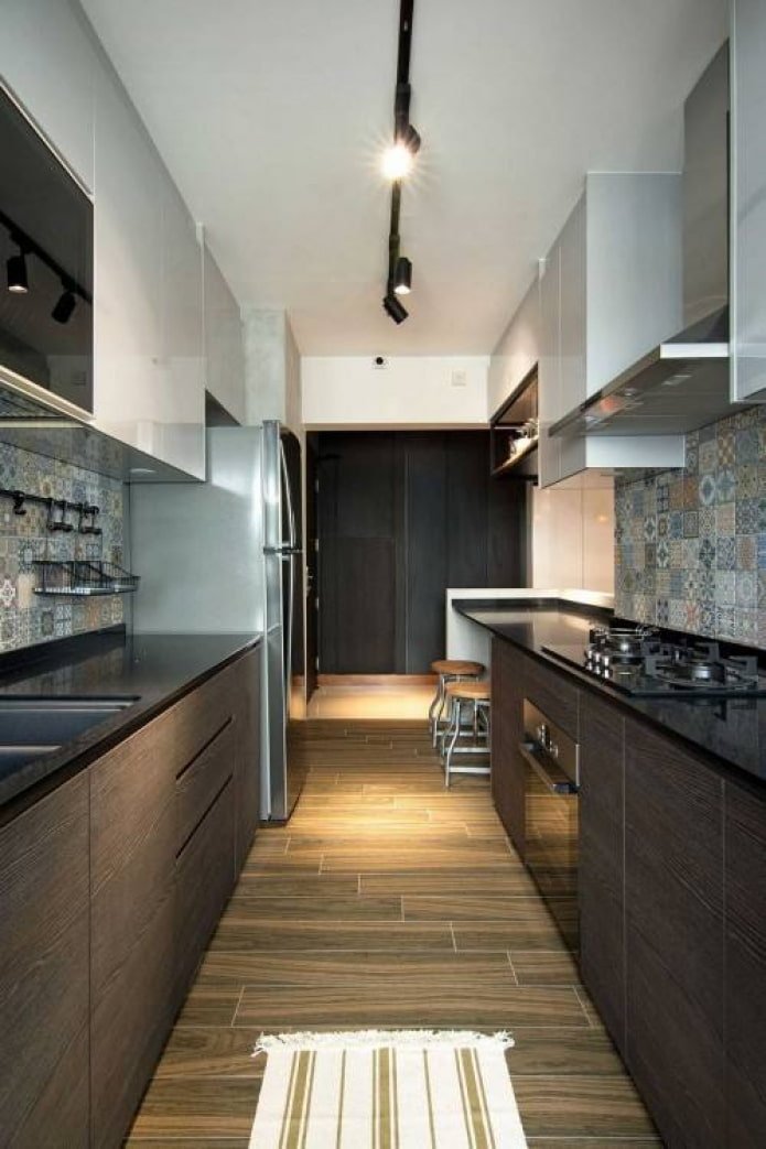 cucina scura a due file