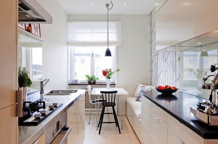cucina a due file con zona pranzo