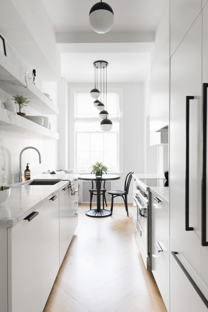 tavolo in una cucina parallela