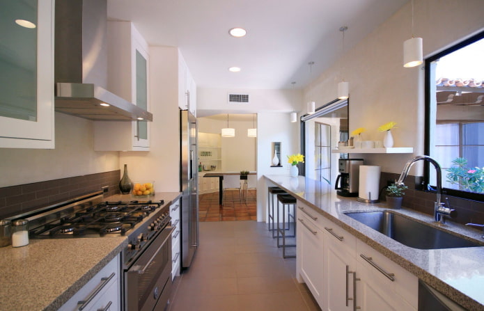 cucina stretta con bancone bar