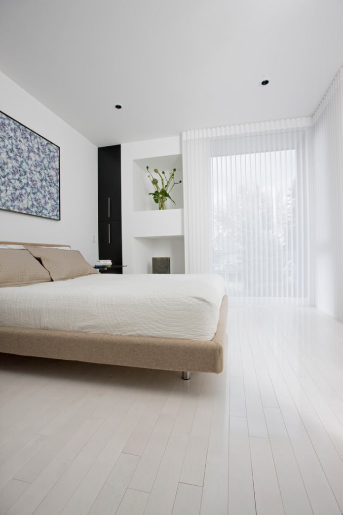 Parquet bianco nella camera da letto