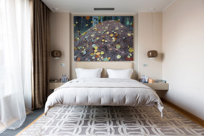 letto sospeso in un interno minimalista