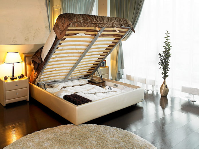 letto con meccanismo di sollevamento