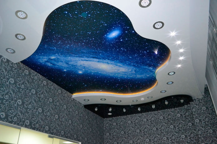 struttura a soffitto con l'immagine di una galassia