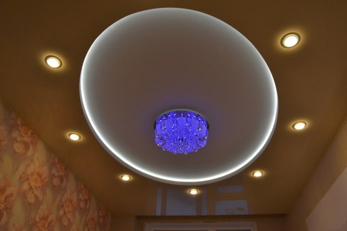 struttura a soffitto con illuminazione interna