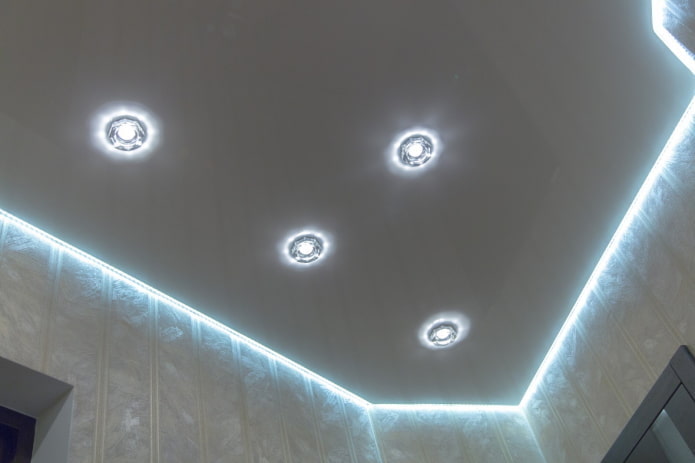struttura a soffitto galleggiante con illuminazione perimetrale
