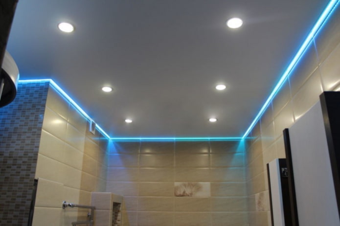 struttura del soffitto sospesa con illuminazione lungo il perimetro