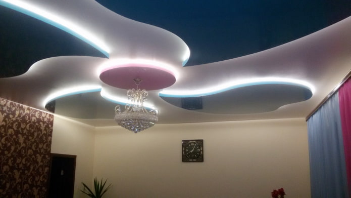 struttura del soffitto galleggiante con lampadario