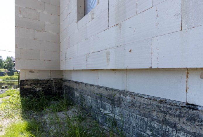 blocco di schiuma sul muro di un condominio