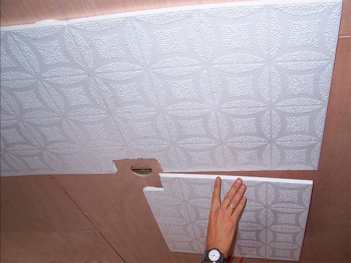 incollare le piastrelle di polistirolo al soffitto