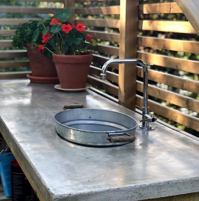 ciotola di un lavabo da cottage estivo realizzata in un secchio di alluminio