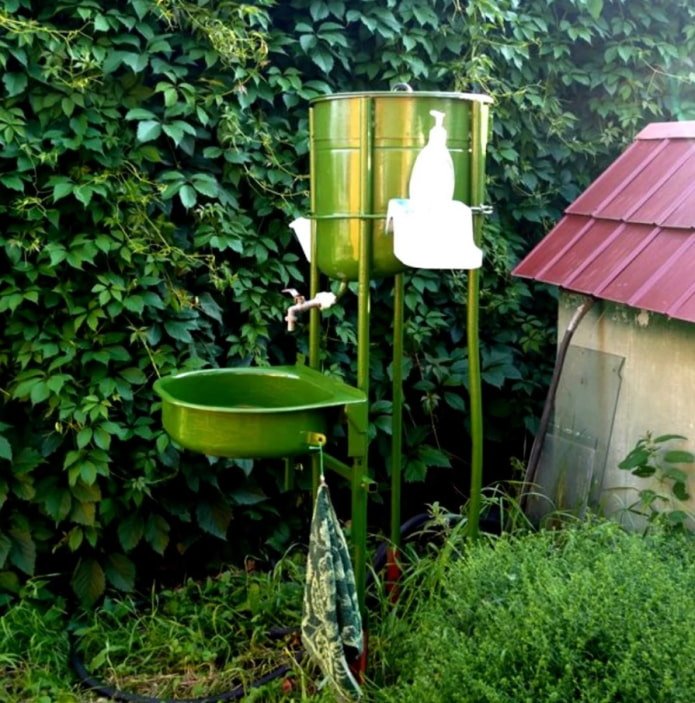 lavabo da esterno sospeso realizzato in un secchio zincato