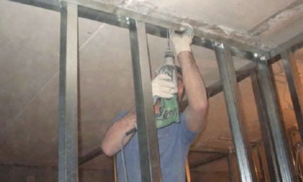 fissaggio di controllo al soffitto