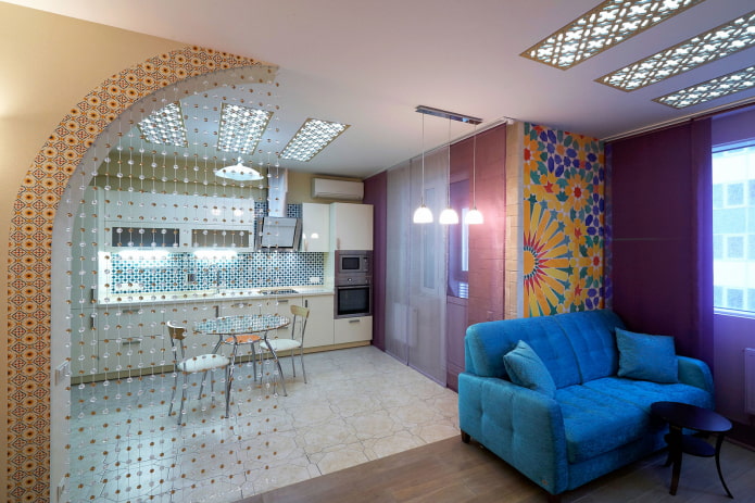 parete divisoria decorativa all'interno della cucina-soggiorno