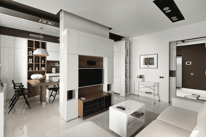 parete divisoria con TV all'interno della cucina-soggiorno