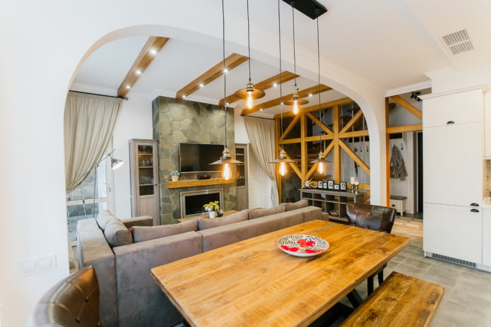 parete divisoria ad arco all'interno della cucina-soggiorno