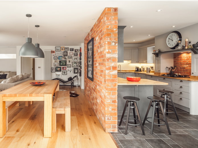 parete divisoria all'interno di una cucina-sala da pranzo