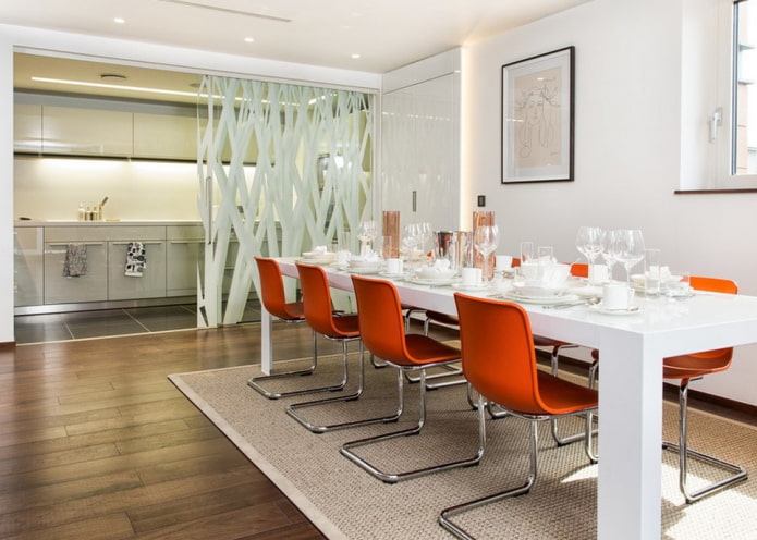 parete divisoria all'interno di una cucina-sala da pranzo