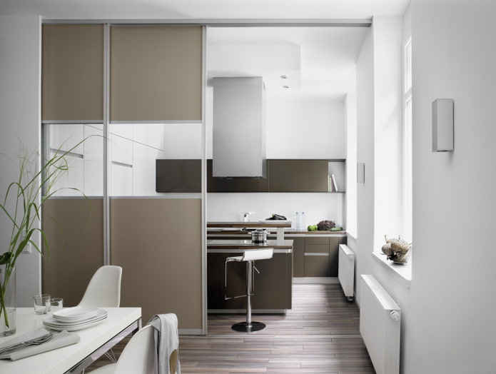 parete divisoria all'interno della cucina-sala da pranzo