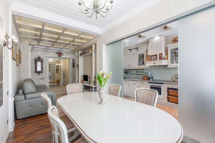 parete divisoria all'interno della cucina-sala da pranzo