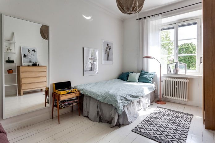 Lampada da terra accanto al letto
