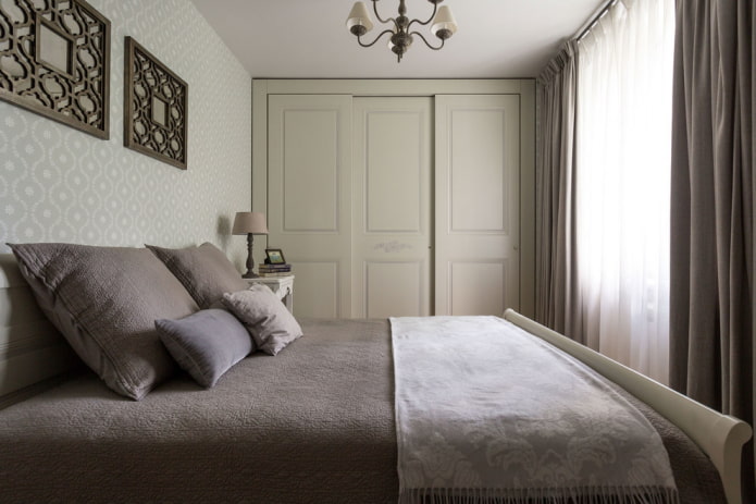 Letto di fronte alla finestra