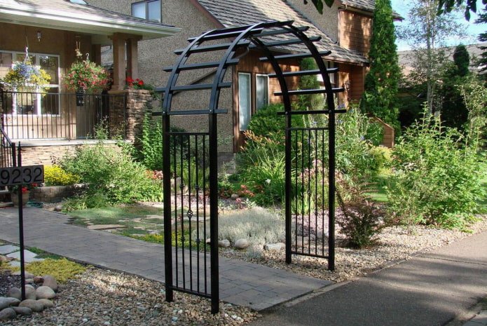 arco forgiato per una residenza estiva