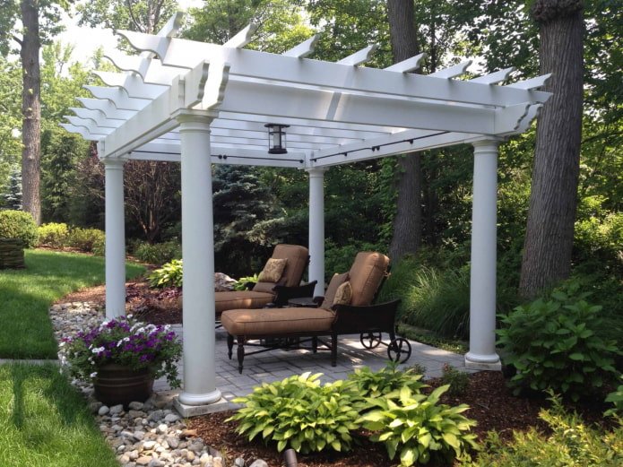 gazebo bianco in giardino