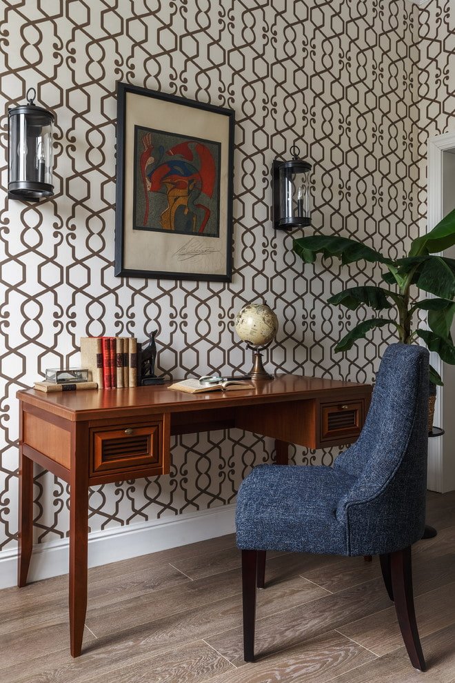 scrivania marrone all'interno