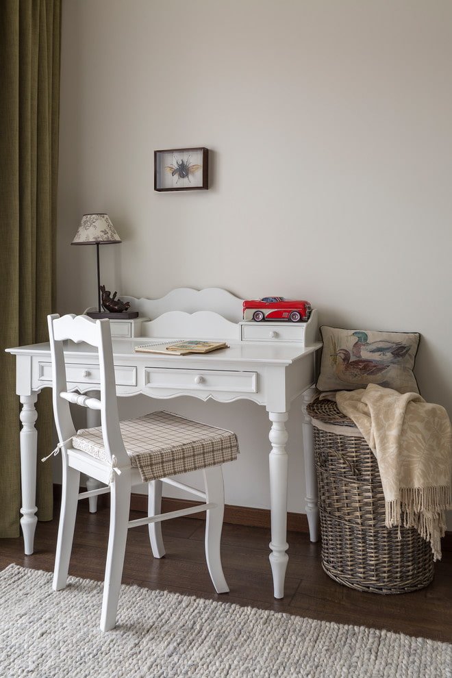 scrivania bianca all'interno