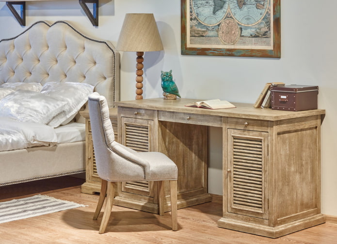 scrivania con patina all'interno