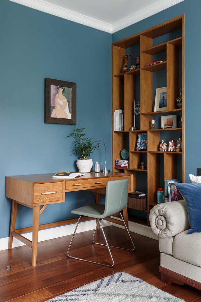 scrivania marrone all'interno