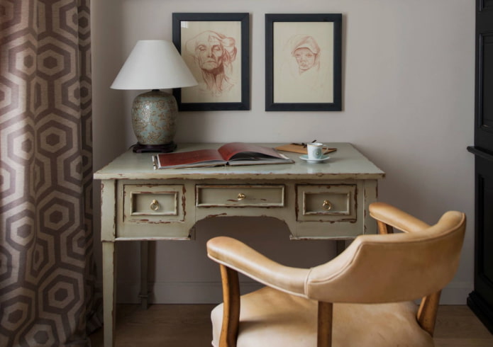 scrivania antica all'interno