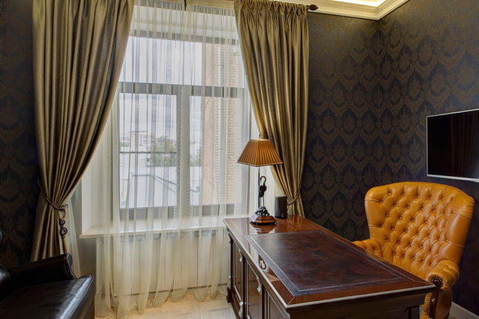 scrivania con piano in pelle all'interno