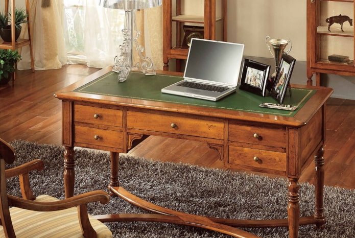 scrivania con stoffa all'interno interno