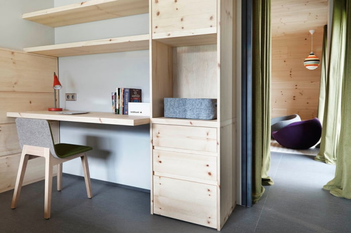 scrivania in legno all'interno