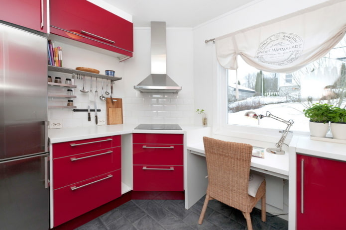 Cucina luminosa con un piano di lavoro comune