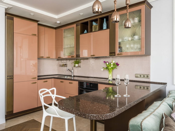 Cucina a U con bancone da bar