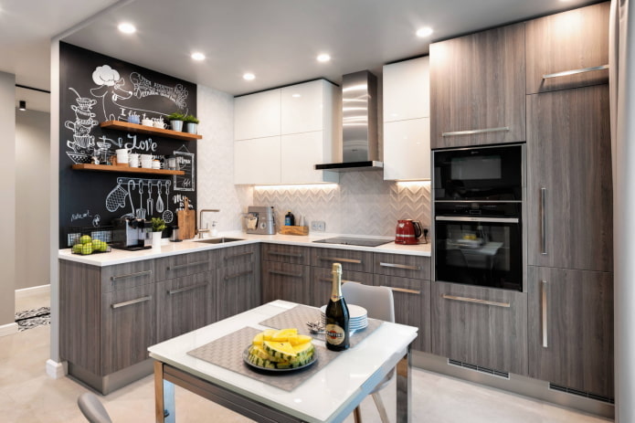 Cucina angolare con parete in ardesia