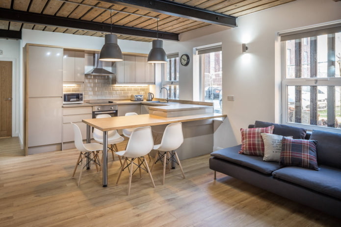 Cucina a U in un appartamento bilocale in stile europeo