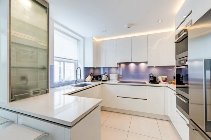 Cucina bianca con bancone minibar